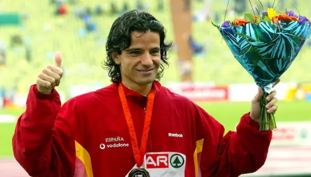 Yago Lamela posando con su medalla