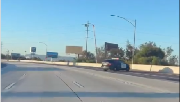 Un coche de la policía americana haciendo ese sobre la autopista