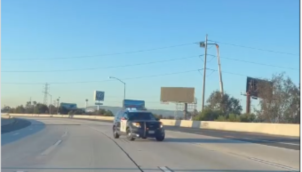 El policía finalmente se para en sentido contrario al tráfico