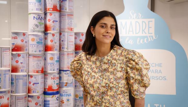 María García de Jaime, frente algunos de los botes de leche recaudados en la campaña