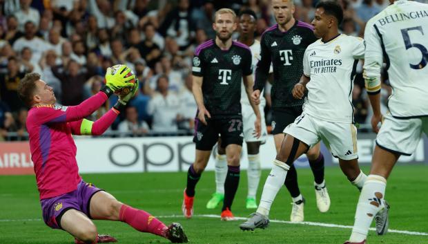 Neuer detiene un disparo del Real Madrid