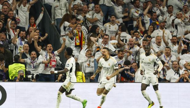 Los jugadores del Madrid celebran un gol.
