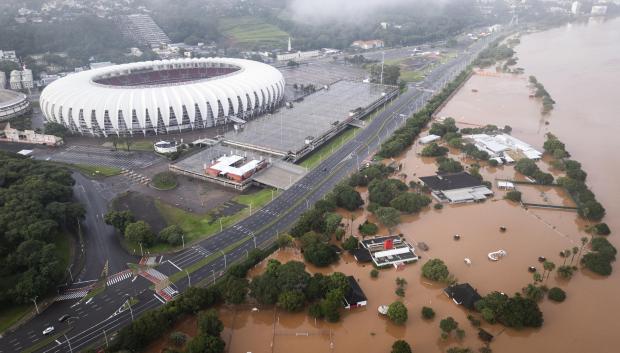 Fotografía aérea realizada con un dron donde se muestra la inundación de la ciudad de Porto Alegre este sábado, en Porto Alegre (Brasil). La región metropolitana de Porto Alegre, la ciudad más importante del sur de Brasil, tenía barrios enteros bajo las aguas este sábado por las históricas inundaciones que han causado al menos 56 muertos y 74 desaparecidos desde el comienzo de la semana EFE/ Isaac Fontana