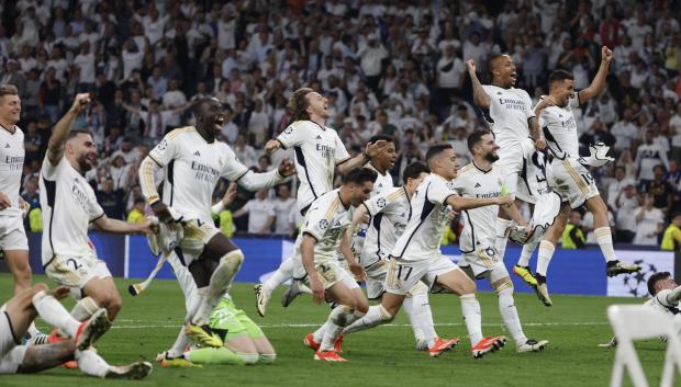 Los jugadores del Real Madrid celebran la victoria de su equipo correspondiente a la vuelta de las semifinales de la Liga de Campeones
