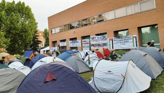 Tercer día de acampada indefinida de estudiantes a favor de Palestina en la explanada de la Universidad Complutense, en Madrid