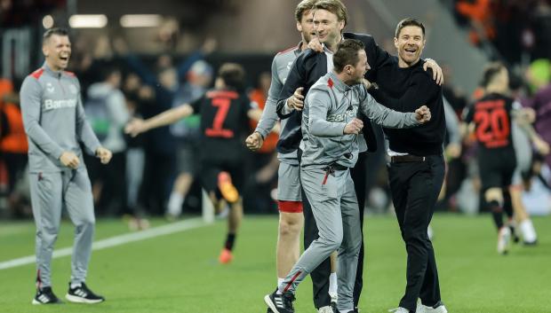 Xabi Alonso celebrando el empate de su equipo en el último minuto frente a la Roma