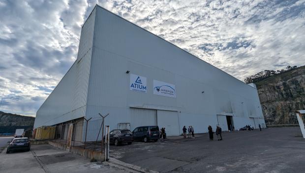 Nave de Atium Logistic en el puerto exterior de Ferrol en la que almacenan los coches de Arcfox