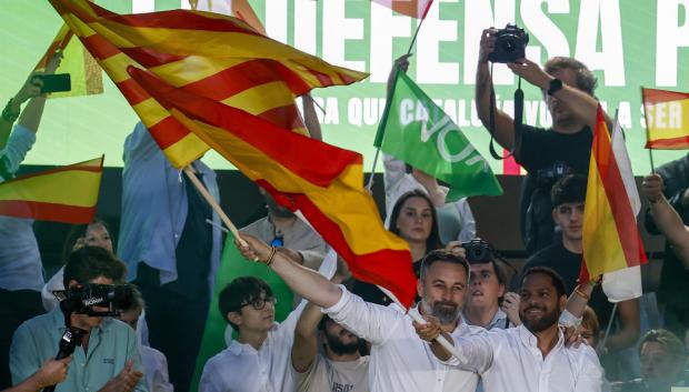 Santiago Abascal, líder de Vox, con Ignacio Garriga, candidato el 12-M, en Barcelona.