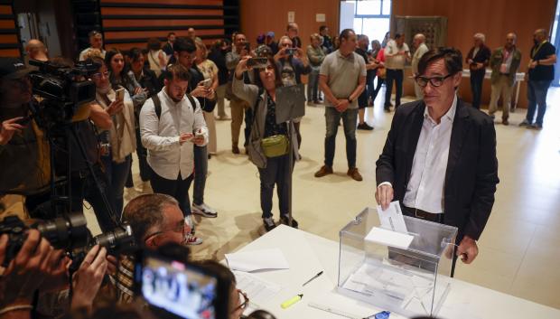 Salvador Illa ejerciendo su derecho al voto