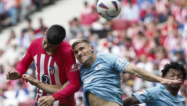 Álvaro Morata pelea un balón con Starfelt