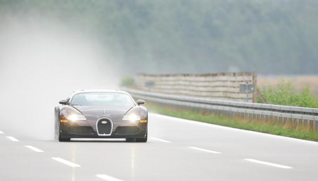 El Bugatti Veyron necesita más de un kilómetro para frenar a esa velocidad