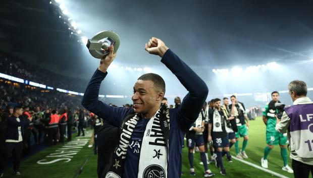 Kylian Mbappé celebró el título de la Ligue One con los aficionados