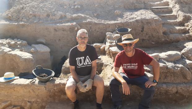 De izquierda a derecha, los directores de la excavación Alberto Lorrio y Héctor Uroz