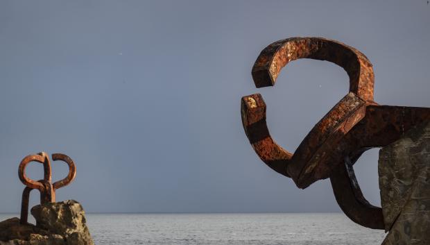 SAN SEBASTIÁN, 14/05/2024.- Vista de la obra escultórica El Peine del Viento de Eduardo Chillida a primera hora de este martes, en el que el el rey Felipe VI visita el Museo Chillida Leku de Hernani que acoge la exposición '100 años de Eduardo Chillida con la Colección Telefónica', enmarcada en los actos de conmemoración del centenario del escultor vasco. EFE/Javier Etxezarreta