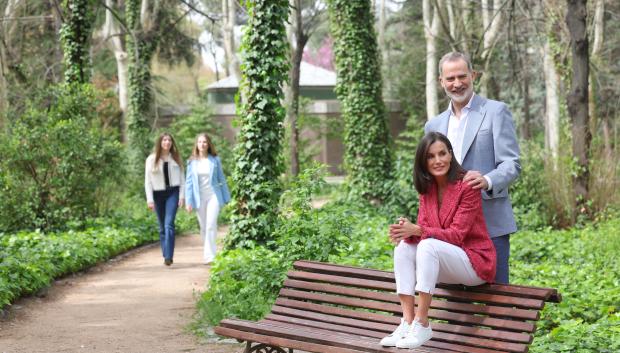 Los Reyes con sus hijas, en los jardines del Campo del Moro