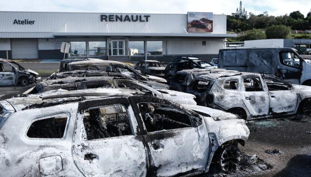 Un concesionario de coches Renault fue calcinado durante las protestas