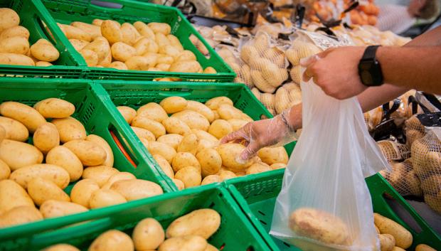 Detalle de la sección de fruta y verdura de un supermercado Mercadona