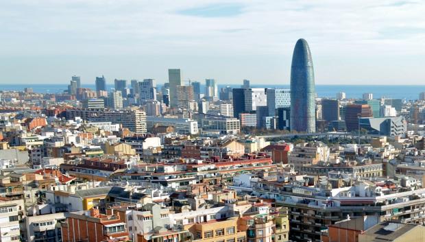 Vista de Barcelona, en la que destaca (dcha) el cilindro de la Torre Glòries.