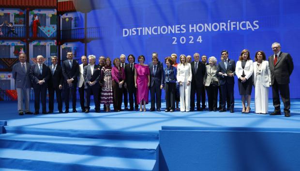 Foto de familia de todos los premiados por San Isidro