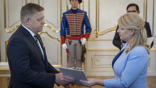 La presidenta eslovaca, Zuzana Caputová, entregando el nombramiento a Robert Fico, nuevo primer ministro