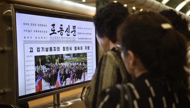 Norcoreanos leyendo el Rodong sinmun, diario oficial del Partido del Trabajo de Corea