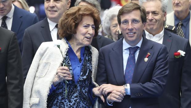 Jose Luis MArtinez Almeida and CArmen Iglesias during the awarding of San Isidro medals at Madrid City Hall in MAdrid on Wednesday 15 MAy 2024