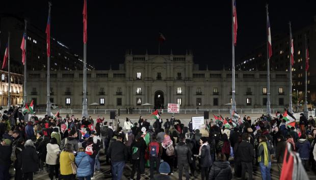 Decenas de personas se manifiestan para pedir al Gobierno de Gabriel Boric romper relaciones diplomáticas con Israel, además de tomar medidas concretas para "contribuir al fin del genocidio" del pueblo palestino, este jueves en Santiago (Chile). Frente al Palacio de la Moneda (sede del Gobierno chileno), se reunieron cientos de personas de todas las edades con música, banderas y pancartas, con el lema 'Por una Palestina libre', con motivo del 76° aniversario de la 'Nakba', el desplazamiento masivo de palestinos tras la creación del Estado de Israel en 1948. EFE/ Elvis González