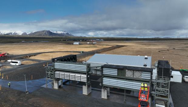 La planta de la empresa suiza Climeworks se muestra en Hellisheidi, Islandia