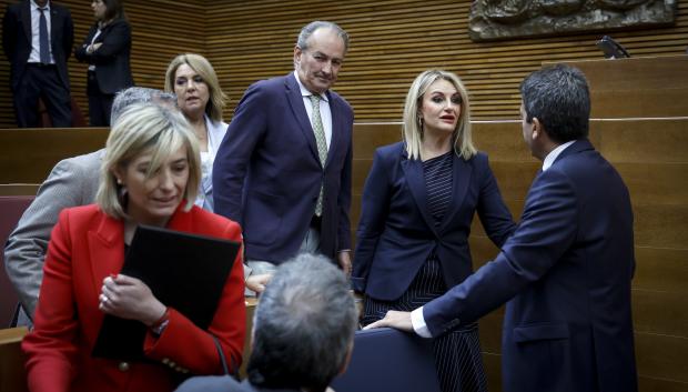 Aguirre (centro), frente a Mazón y otros consejeros valencianos, en las Cortes, este jueves