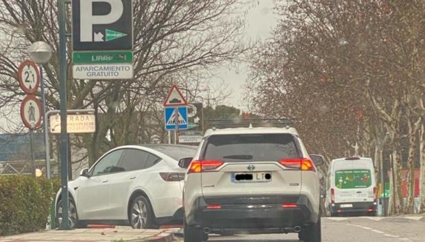 Un Tesla y un Toyota llegan 15 minutos antes a la apertura del centro para cargar gratis en un Corte Ingles