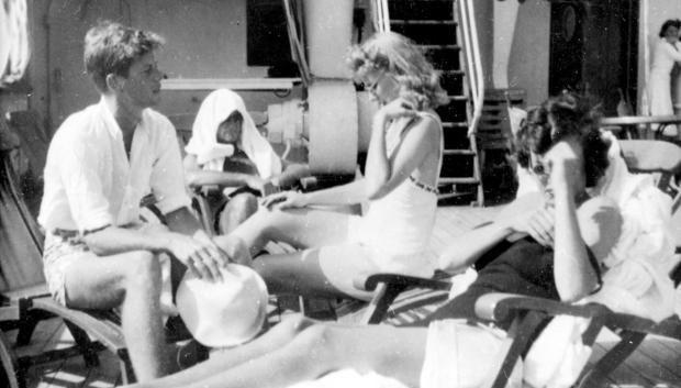 Kennedy, junto a dos jóvenes en El Lido (Venecia)