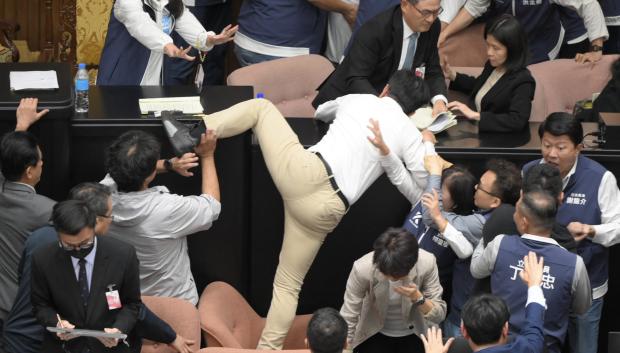 El legislador del Partido Democrático Progresista (PDP), Kuo Kuo-wen, roba los documentos del proyecto de ley