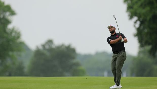 Jon Rahm golpea a la bola en el PGA Championship