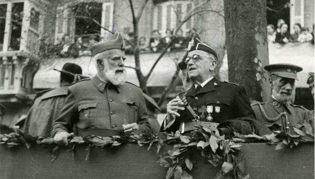 El general Cabanellas junto a otros militares en el desfile militar de San Sebastián, c. 1938