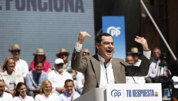 MÁLAGA, 19/05/2024.- El presidente del PP Andalucía, Juanma Moreno, interviene en el acto político del partido celebrado este domingo en Málaga. EFE/Jorge Zapata