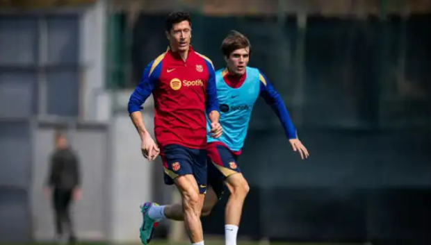 Cuenca junto a Lewandowski en un entrenamiento con el Barça