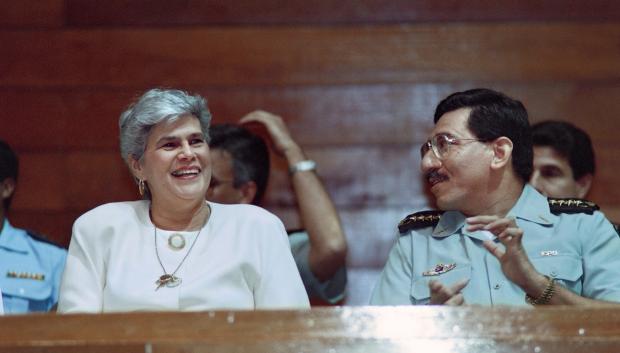 La expresidenta de Nicaragua, Violeta Chamorro (1990-1996) y el entonces jefe del Ejército Humberto Ortega