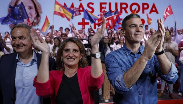 Zapatero, Teresa Ribera y Pedro Sánchez, en el mitin inaugural de la campaña del 9-J del PSOE, en Vaencia