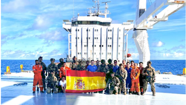 Efectivos españoles despliegan la bandera española en el buque de bandera liberiano rescatado en el ïndico de los piratas