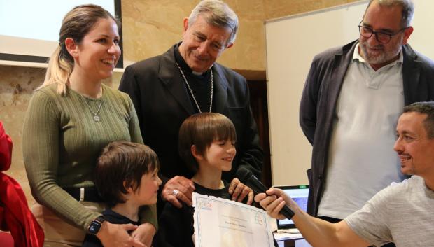 Monseñor Retana entrega unos diplomas