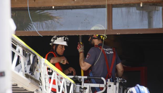 Trabajos después del derrumbe de la terraza de un restaurante de la Playa de Palma, este viernes.