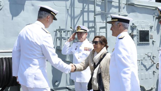 El Rey, con uniforme de la Armada, saluda a la ministra de Defensa, Margarita Robles, a bordo del patrullero Atalaya