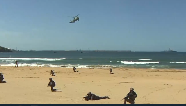 La Infantería de Marina se despliega por toda la playa de Gijón