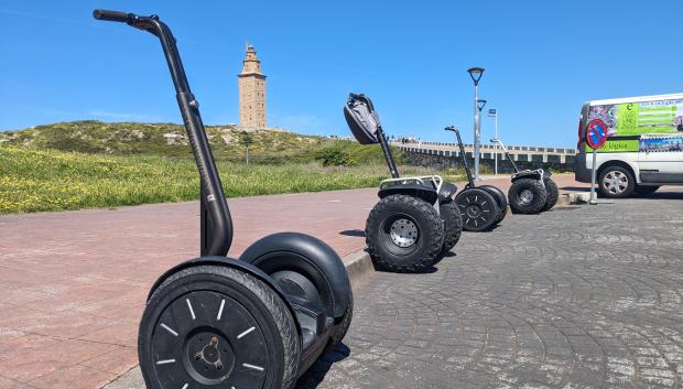 Los Segway que ofrece Eco-Lógica, aparcados en las proximidades de la Torre de Hércules