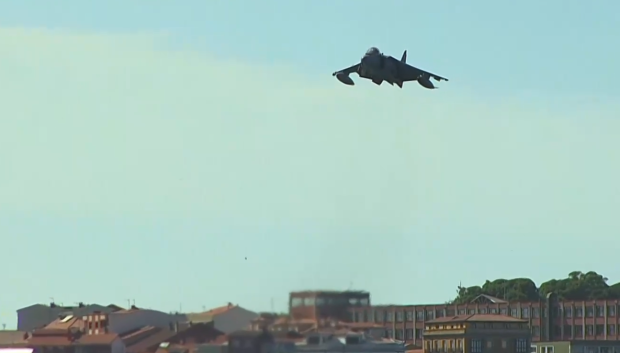 Un caza de combate Harrier hace una pasada sobre el cielo de Gijón