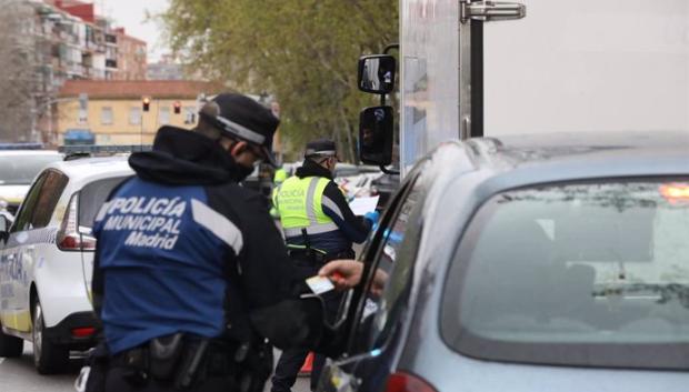 Los agentes municipales también se encargan de controlar etiquetas