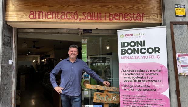 Bruno López, fundador de la Cooperativa, en la nueva tienda de la Avenida Mistral 20, en Barcelona