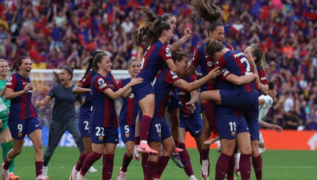 Las jugadoras del Barcelona celebran un gol en la final de la Champions ante el Lyon