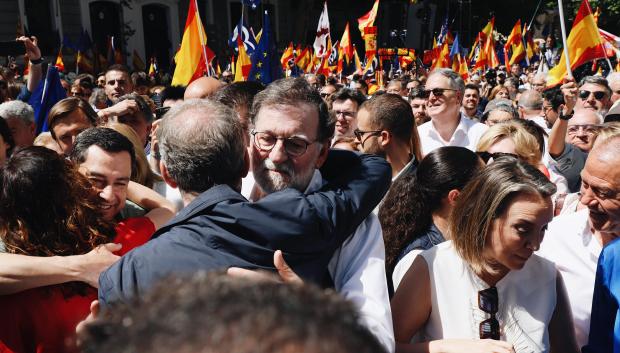 El expresidente Mariano Rajoy abraza a Feijóo durante la protesta contra la amnistía