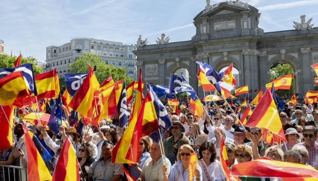 Decenas de personas durante la manifestación del PP en la Puerta de Alcalá
